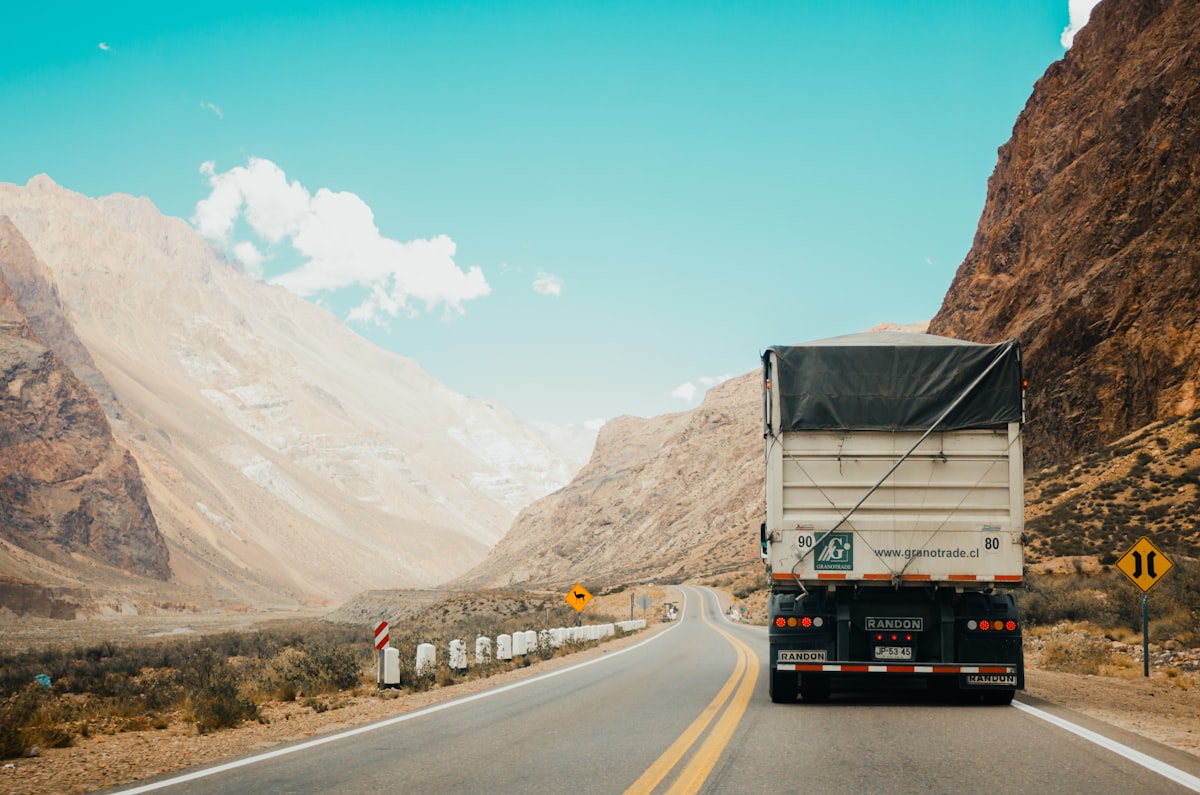 Camión de distribución cruzando la cordillera de los Andes