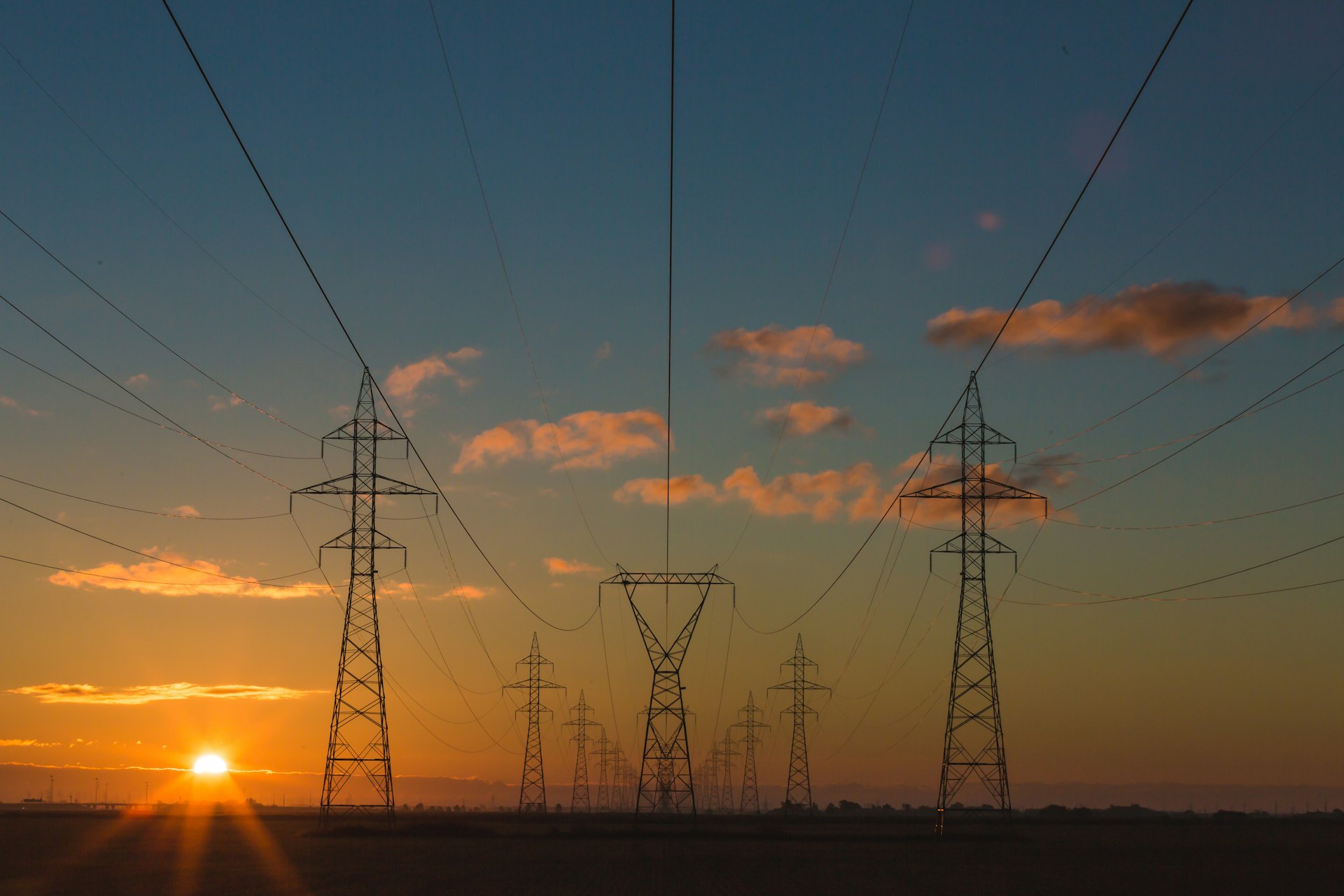 Torres de transmisión eléctrica al atardecer